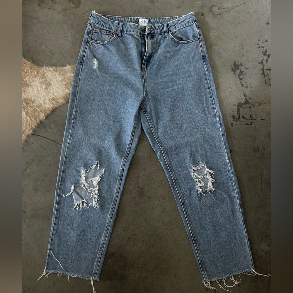 BDG pax cropped raw hem jean with distressed knees, size 32W 32L